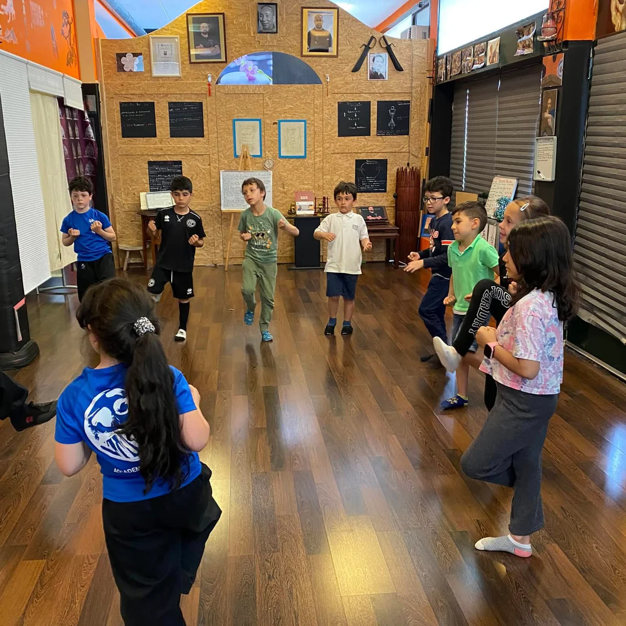Bambini in fila durante una lezione nella sala dell'Accademia
