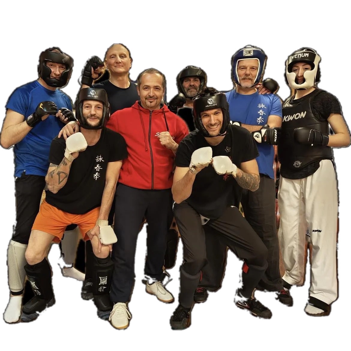 Un gruppo di allievi adulti con le protezioni da sparring