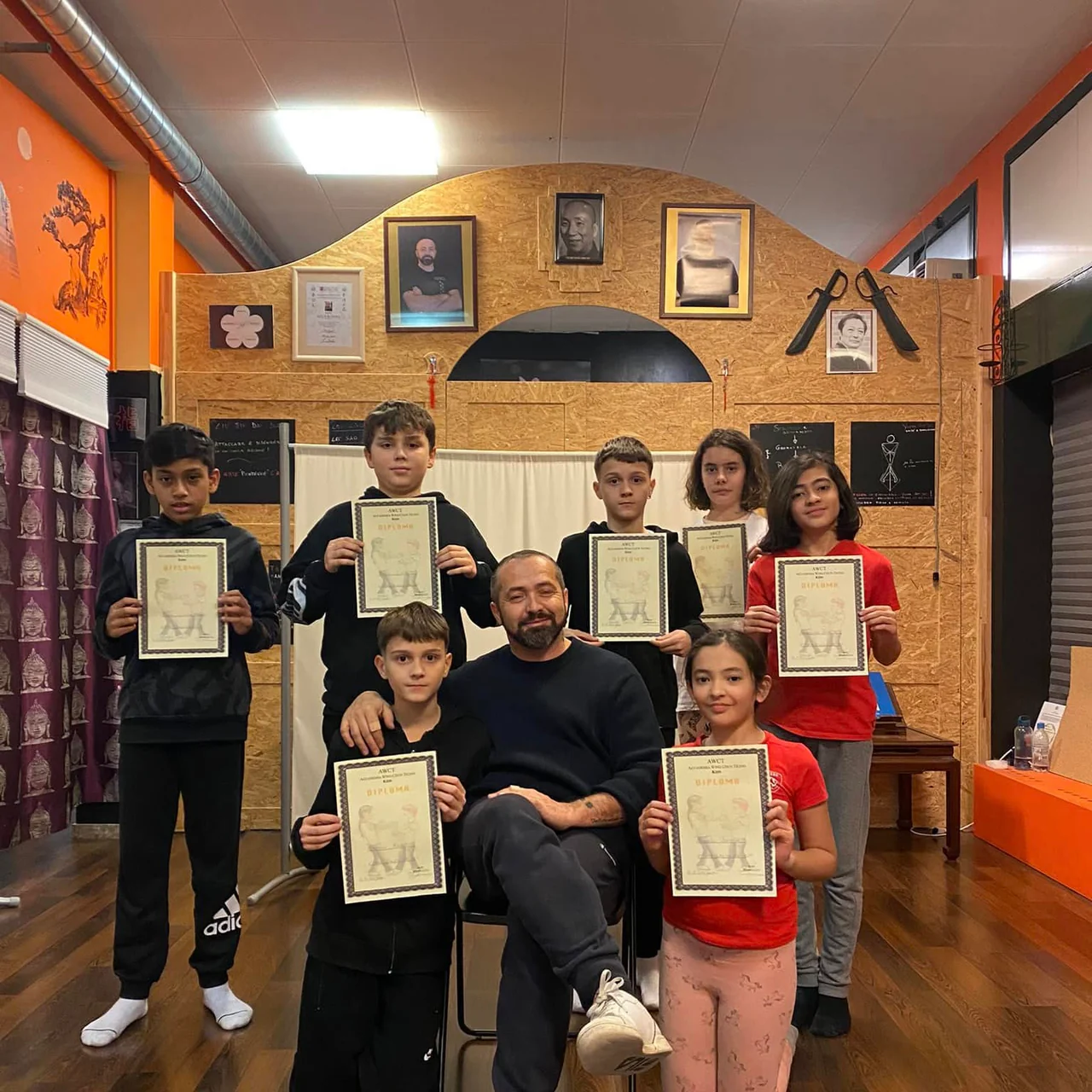 I ragazzi mostrano gli attestati con Sifu Luca Bomba