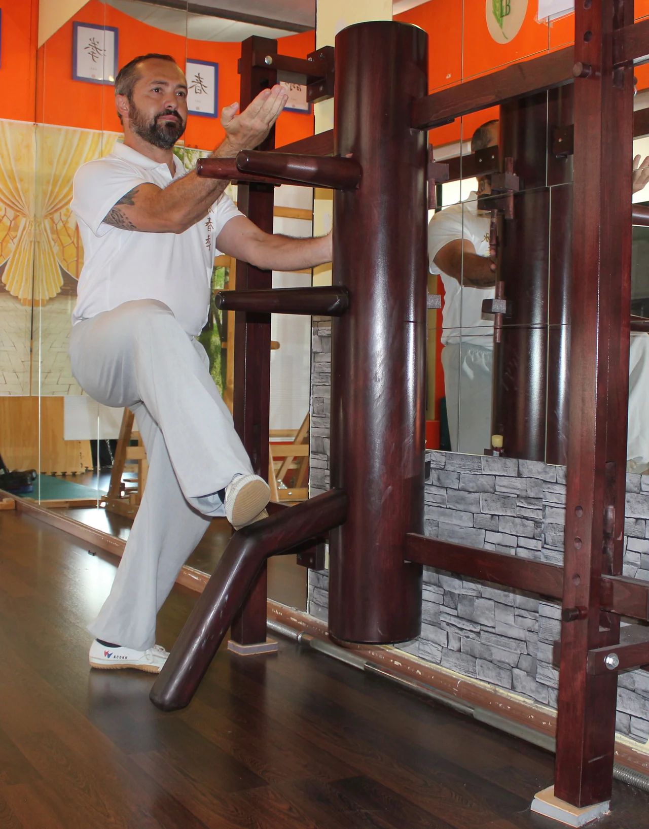 Sifu Luca Bomba al manichino di legno, nella sala